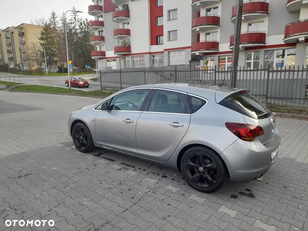 Opel Astra 1.6 Turbo Cosmo - 4