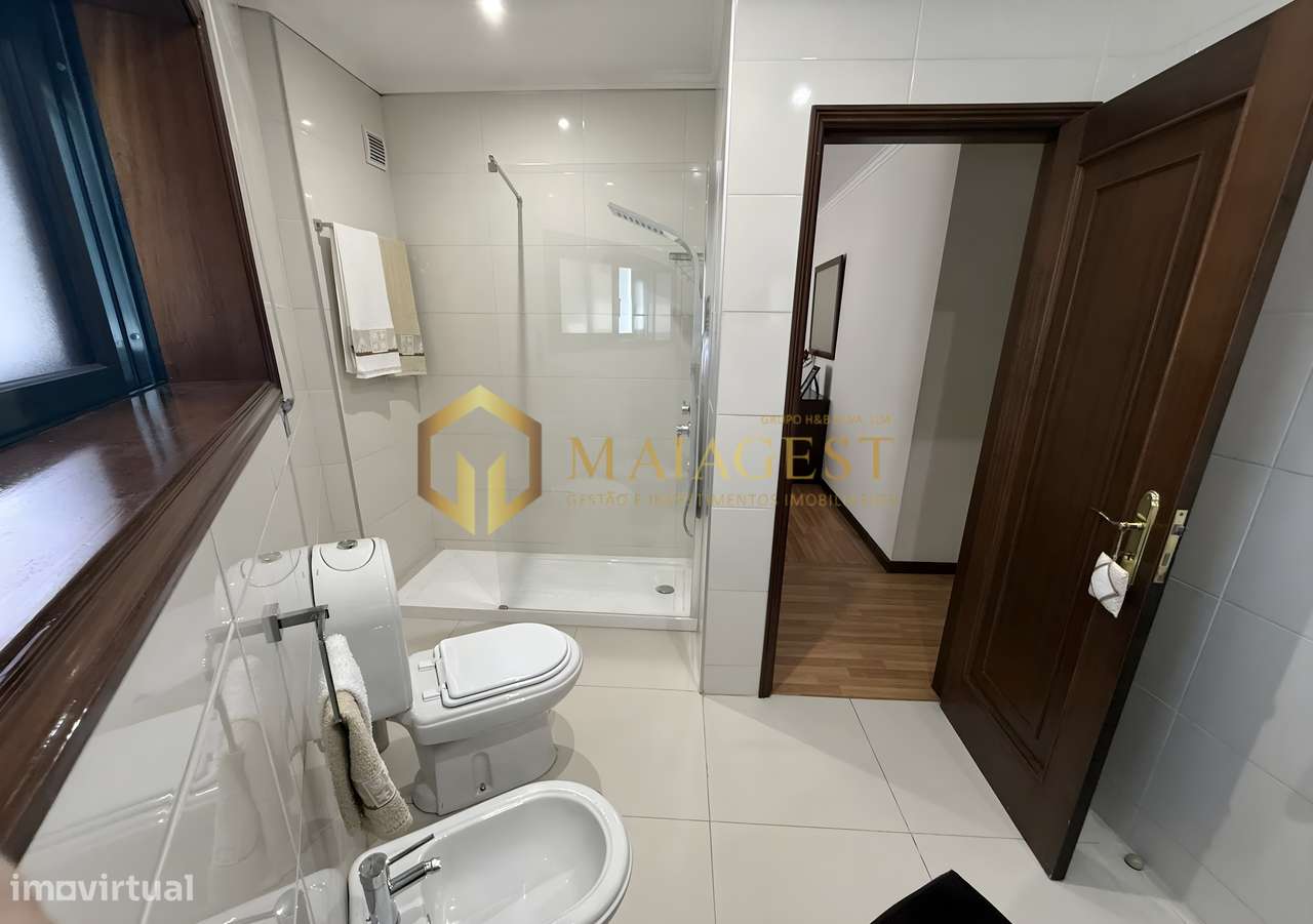 Apartamento T2 Renovado na Madalena com Garagem e Arrumos-25