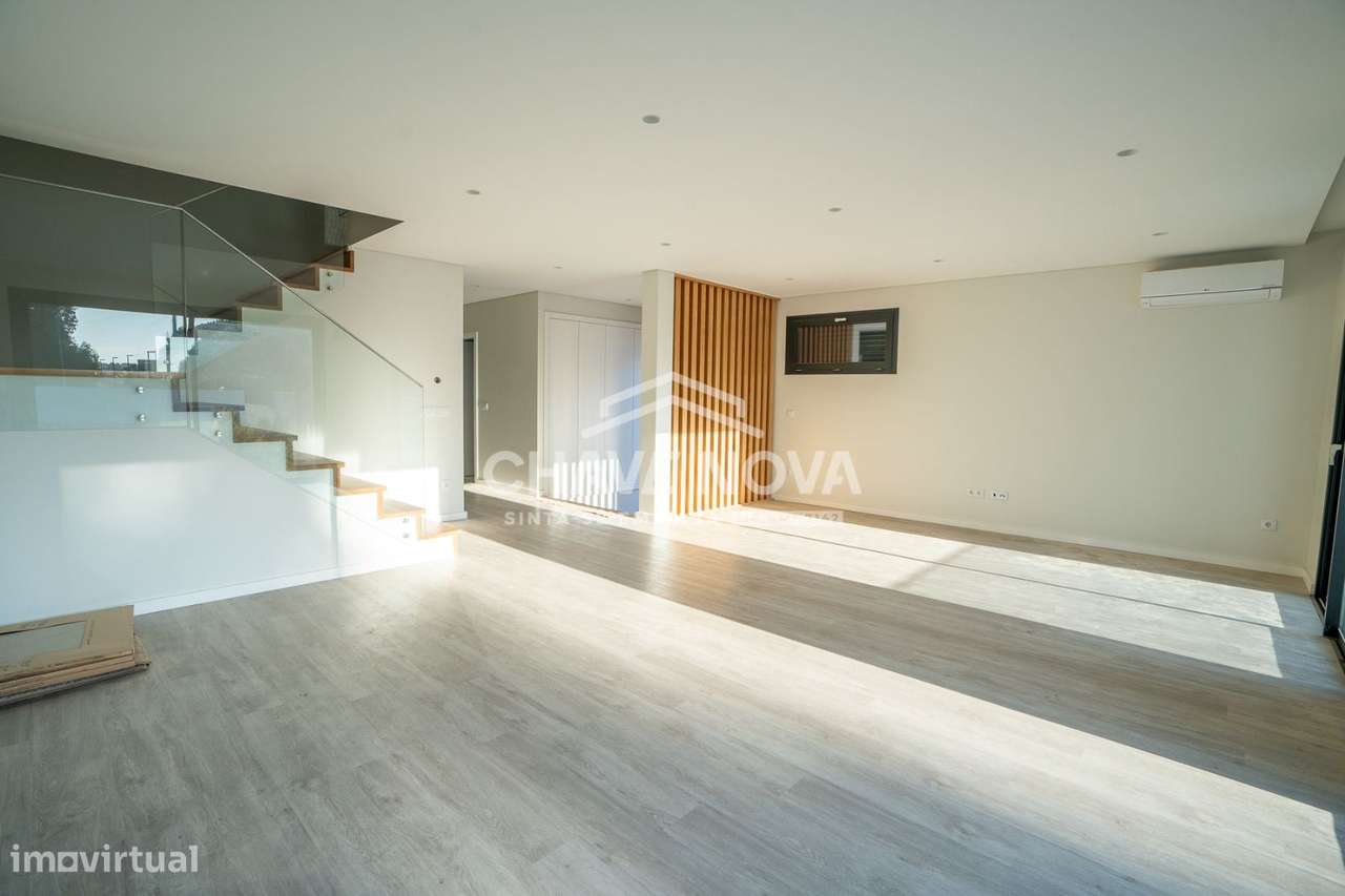 Moradia T4 Moderna à Entrada da Cidade de Espinho - Grande imagem: 4/25