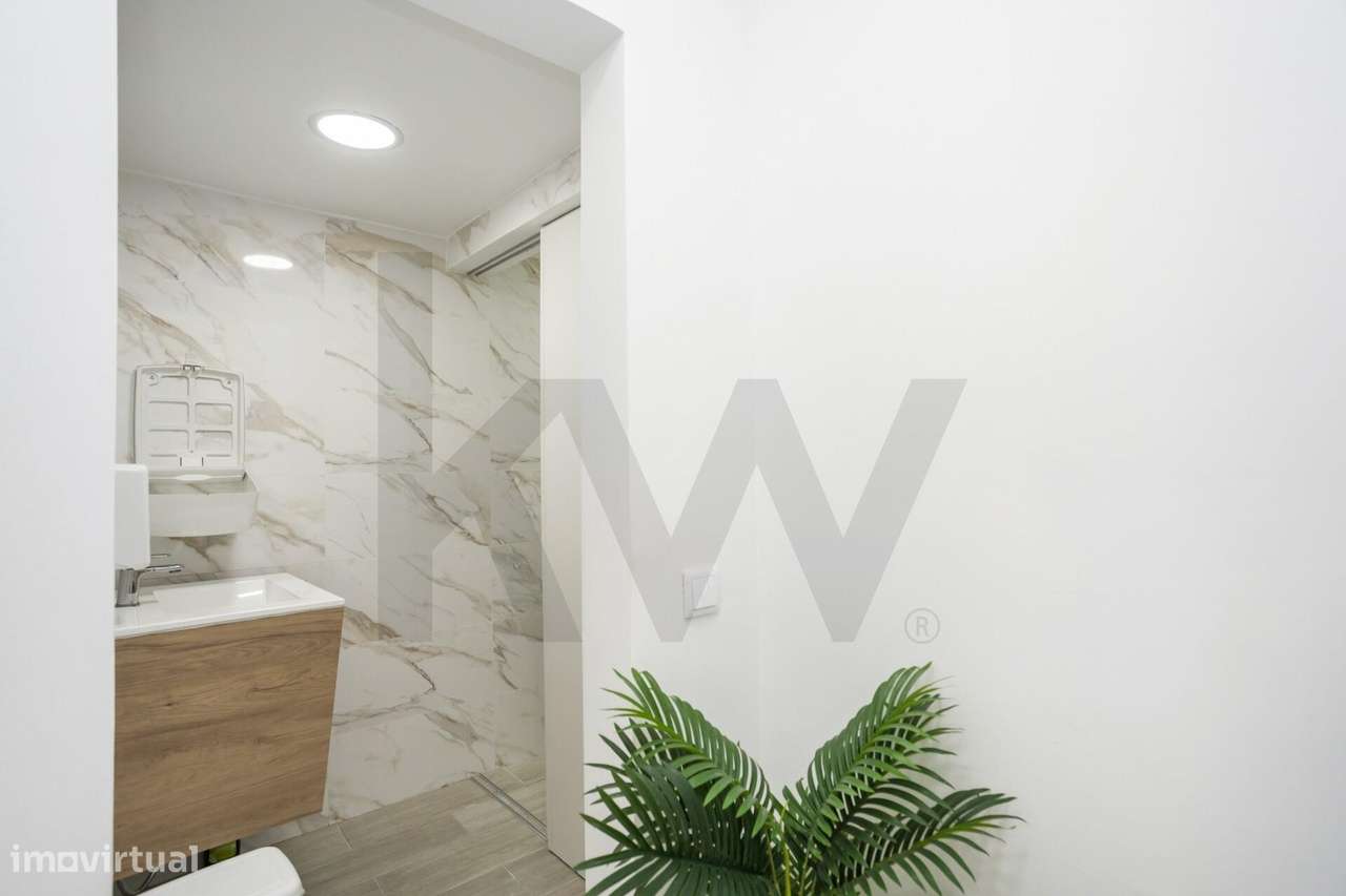 Espaço Comercial (Loja) no Centro de Corroios: Espaço Amplo, Remodelad-15