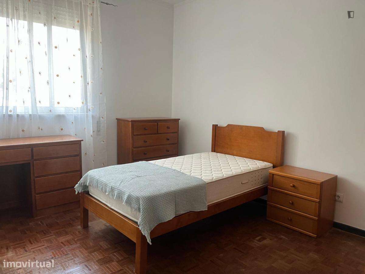 Quarto - localizado em Massarelos Porto - Grande imagem: 4/10