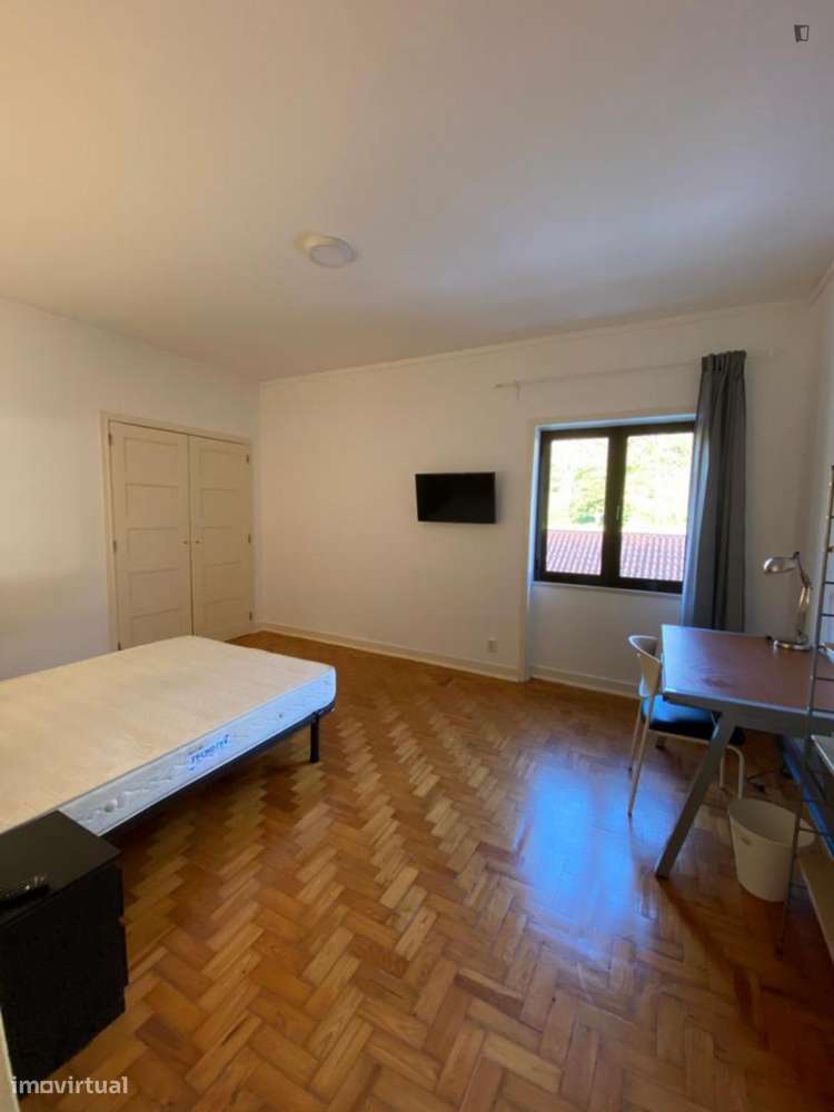 Quarto - localizado em Baixa Coimbra - Grande imagem: 2/10