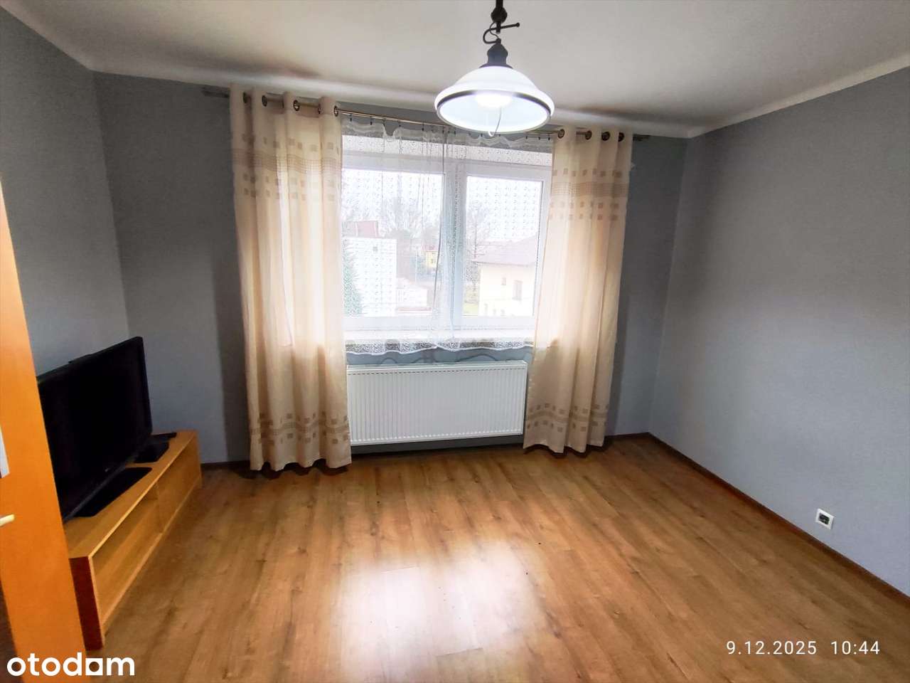 Dom z dwoma niezależnymi mieszkaniami.-5