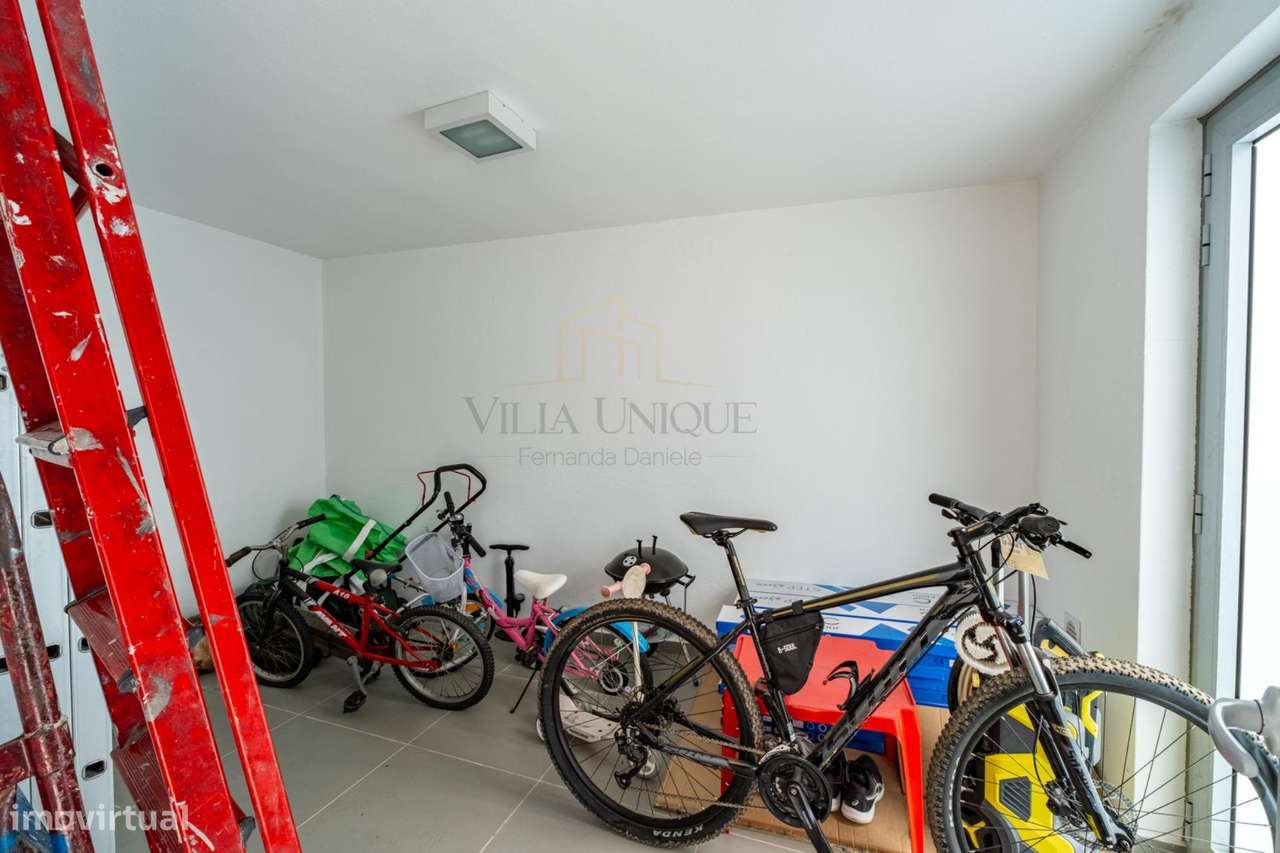 Moradia Geminada T3 com Suite, Jardim de Inverno, Garagem Fechada...-47
