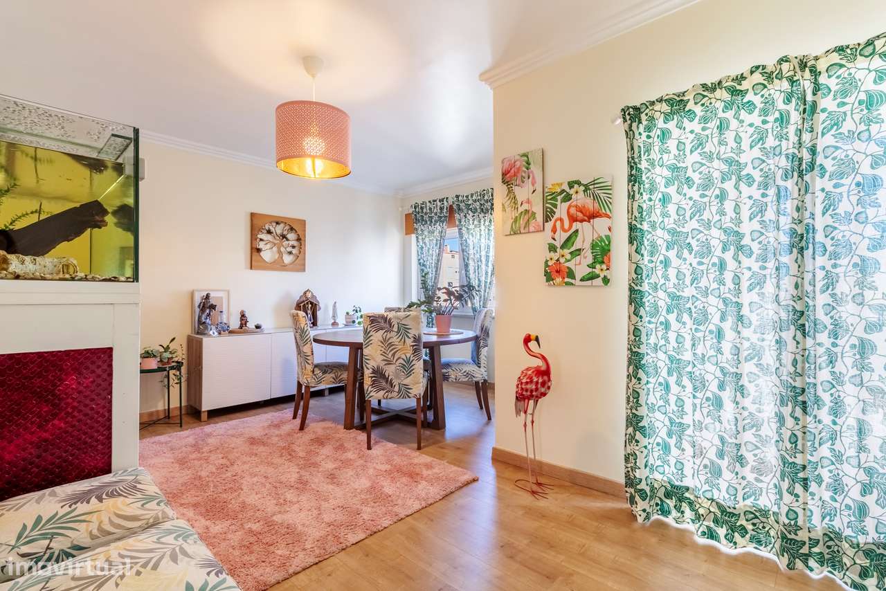 Apartamento T3 convertido em T2 c/ 2 Salas, Semi Remodelado em São Mar-8