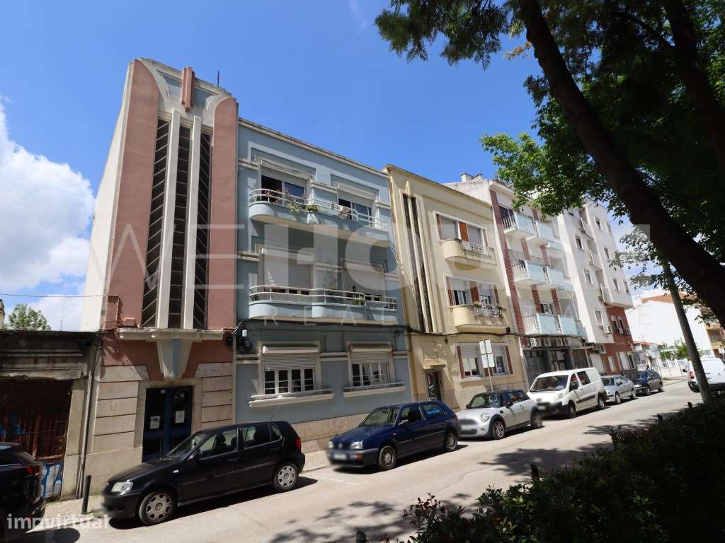 Prédio com 3 andares independentes no centro do Barreiro - frente a...-22