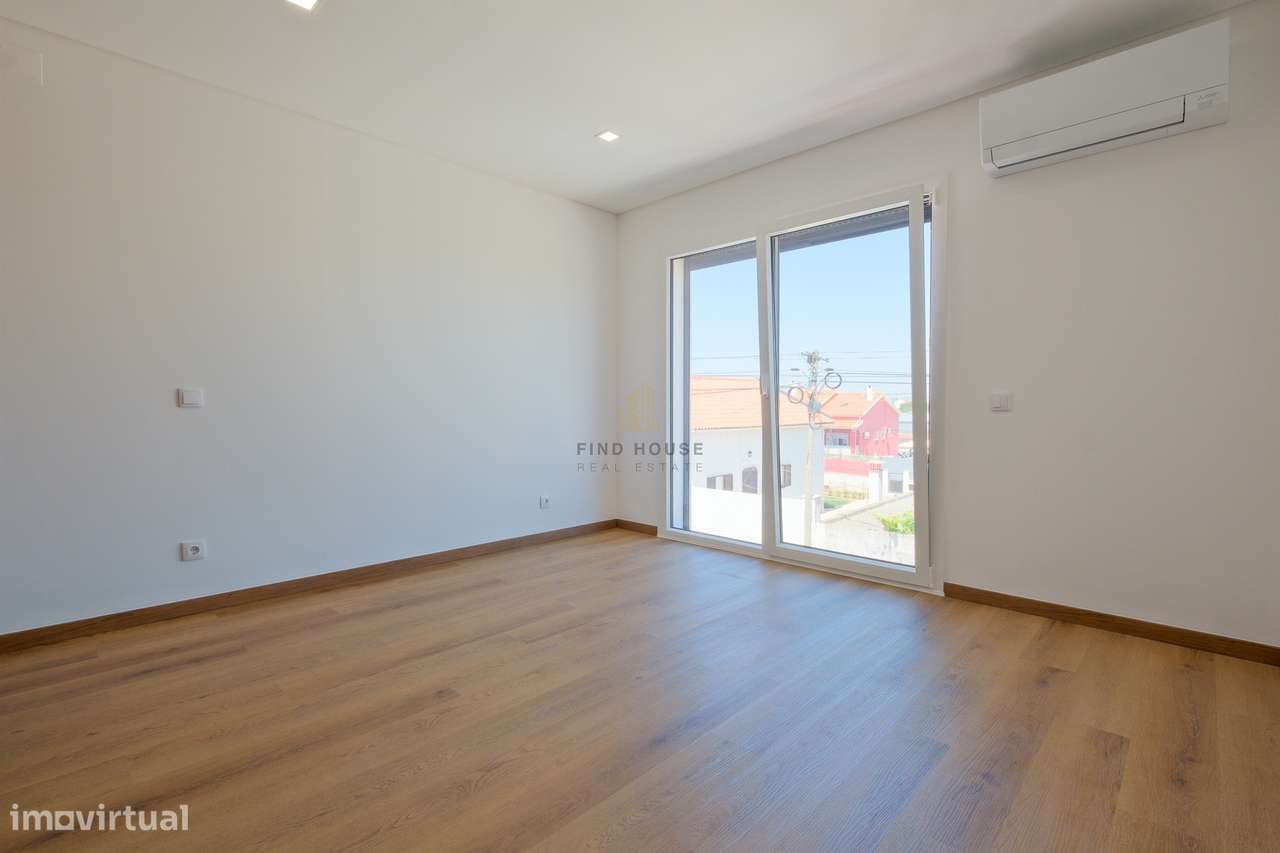 Vende-se Moradia Isolada T4 com garagem, piscina e jardim em Albarraqu-27