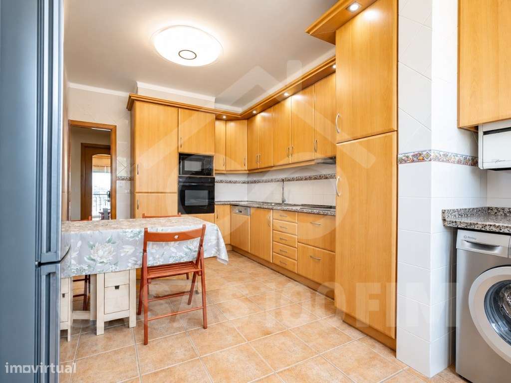 Apartamento T3 renovado com garagem e vista para Leiria.-14