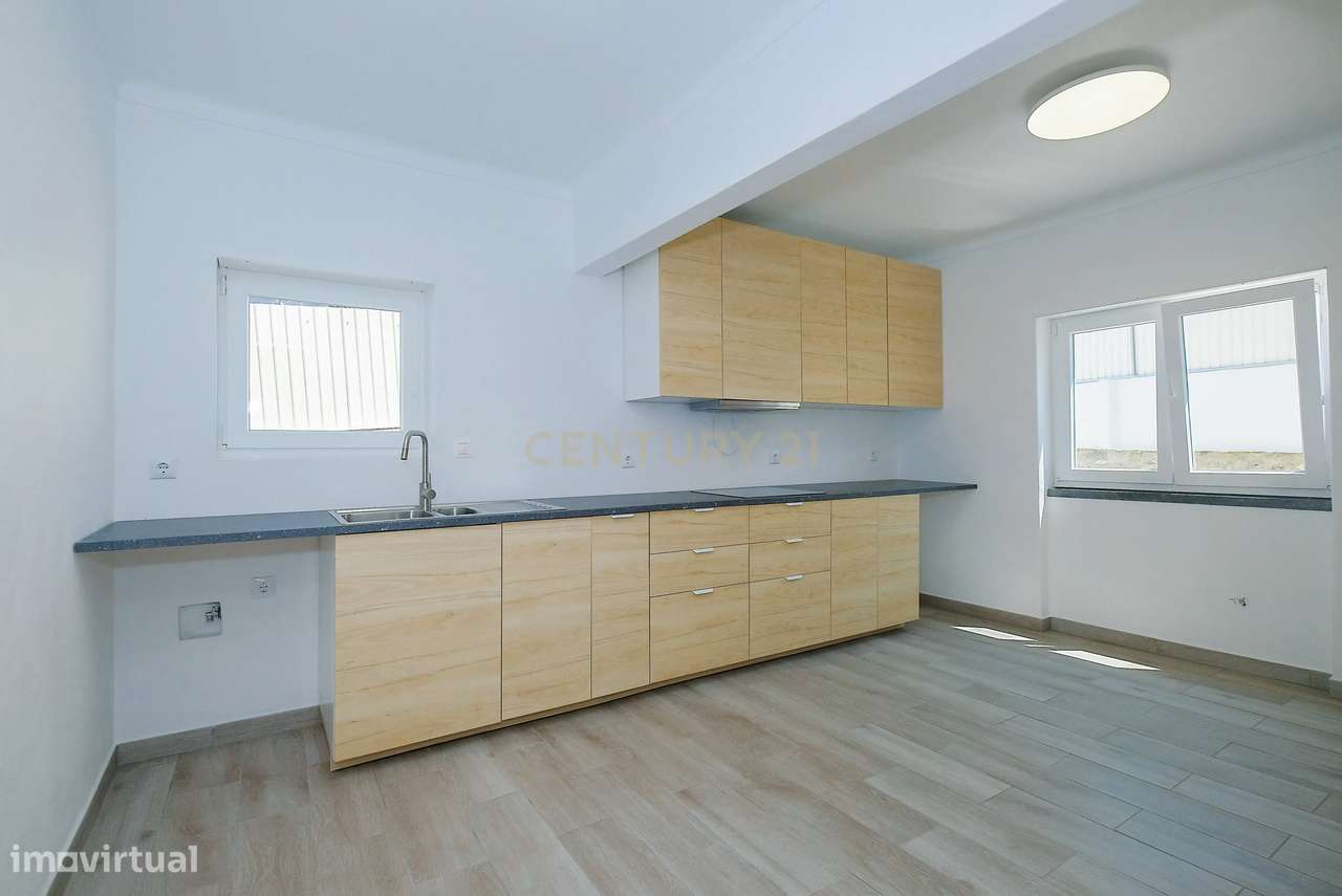 Moradia T4 Renovada no Estoril | Conforto, Espaço e Excelente Localiza-11