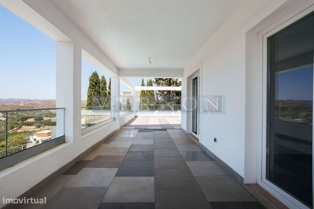 Moradia Renovada T4 com Vista Rio Arade, Piscina e 2.450 m² de Terreno-17