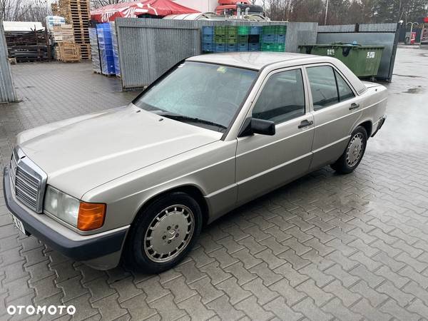 Mercedes-Benz W201 (190) - 1