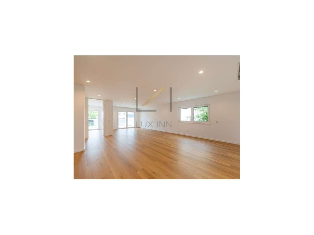 Moradia de Luxo T4 , São Pedro Do Estoril, com Piscina e Garagem-10