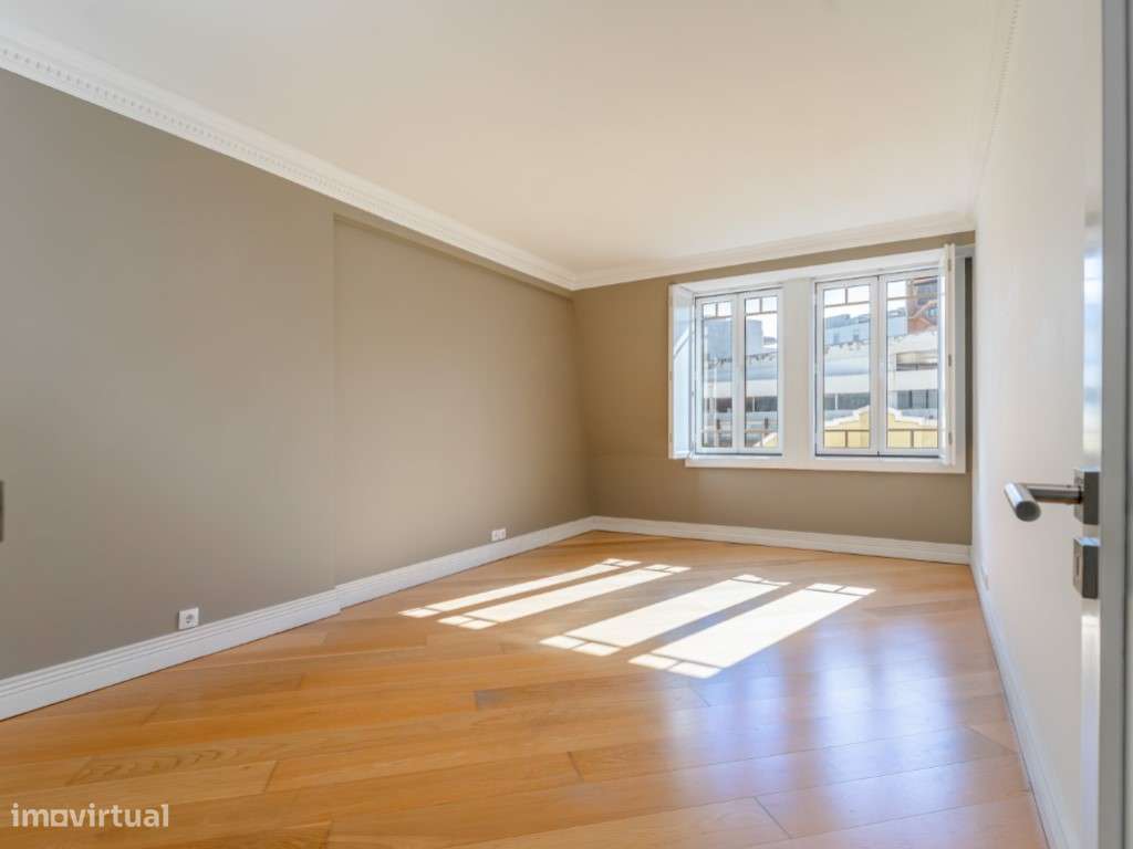 Apartamento T2 com garagem, em Picoas - Grande imagem: 2/21