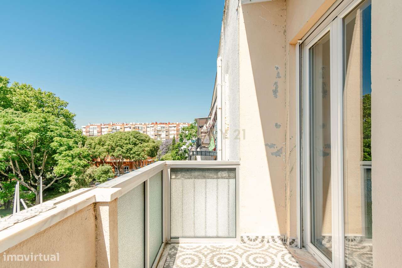 Apartamento T2 com 2 WC's e Varanda Ampla – Totalmente Renovado – Bura-8