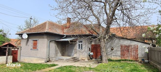 Casa cu gradina si curte, aproape de deal si centru