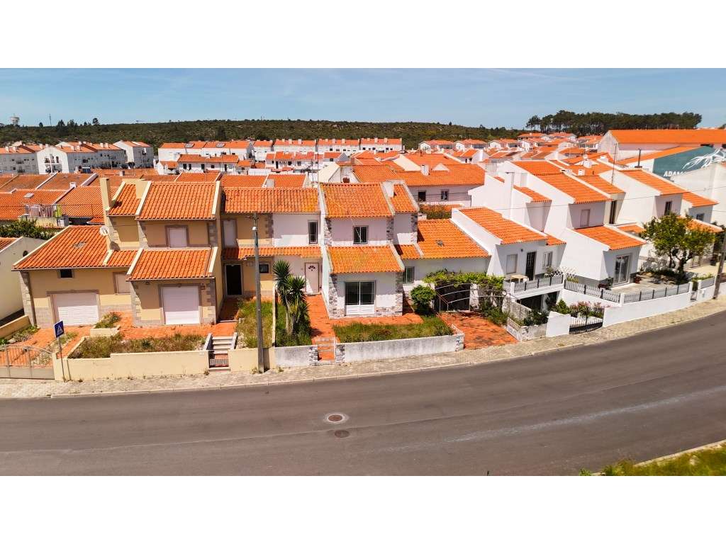 Moradia Usada T4, em banda, na Nazaré.-0