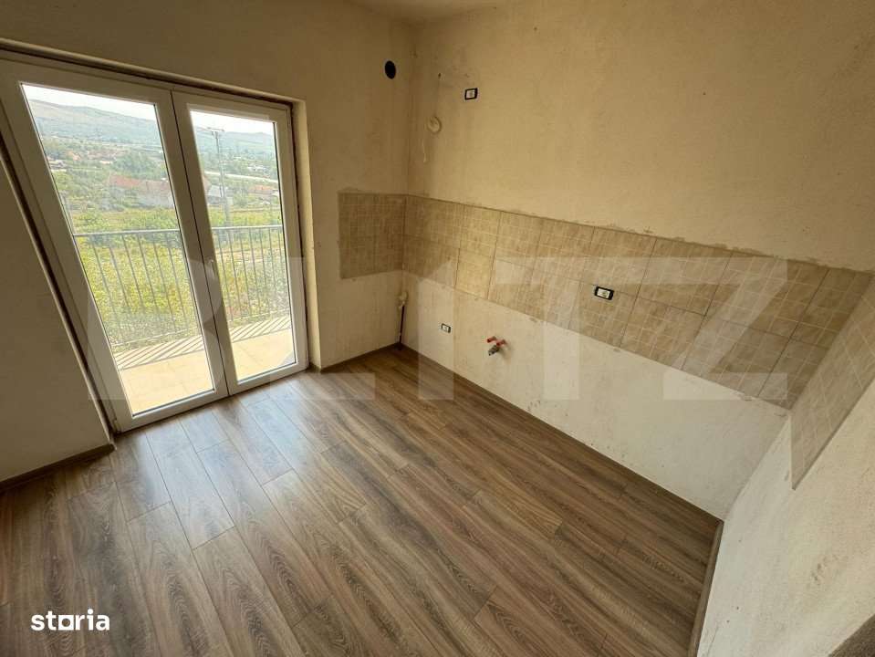 Apartament 3 camere, 80 mp, curte si garaj, Micro - Imagine principală: 4/10