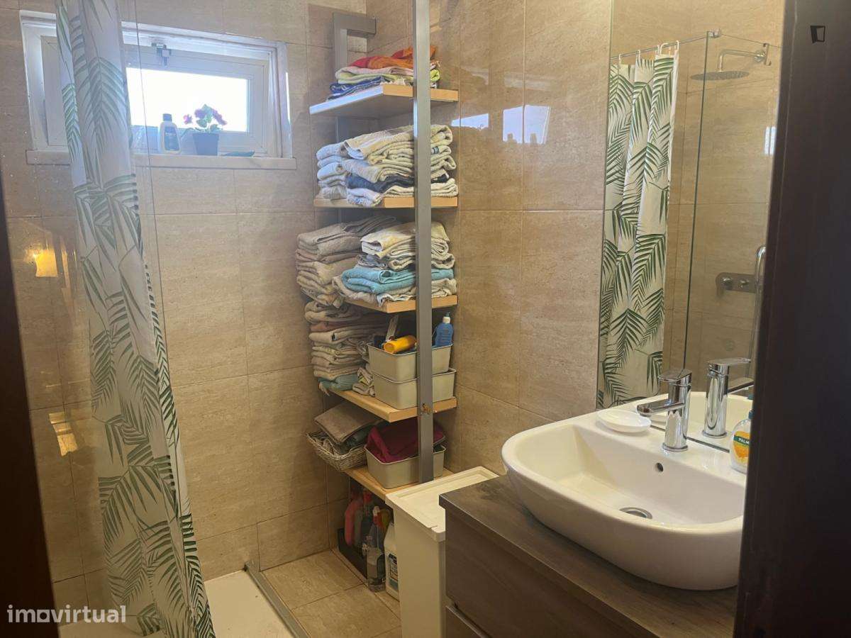 Quarto - localizado em Benfica Lisbon - Grande imagem: 5/10