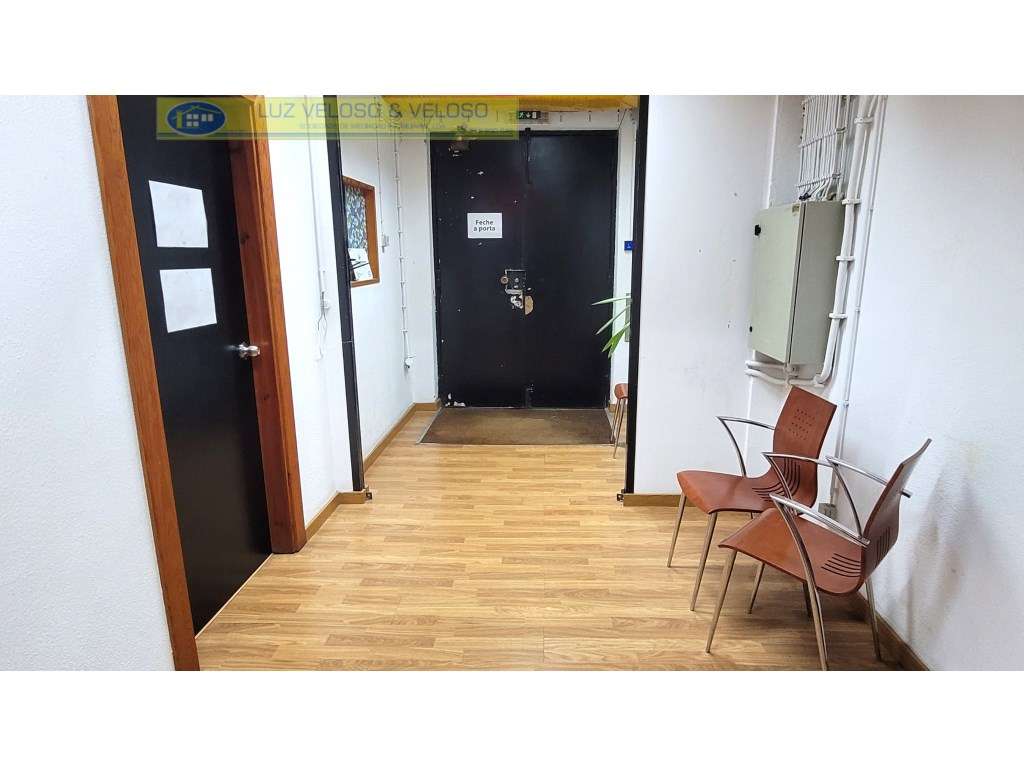 Armazém de 3 pisos, 3 entradas, 1118 m2, nas Olaias, Lisboa-12