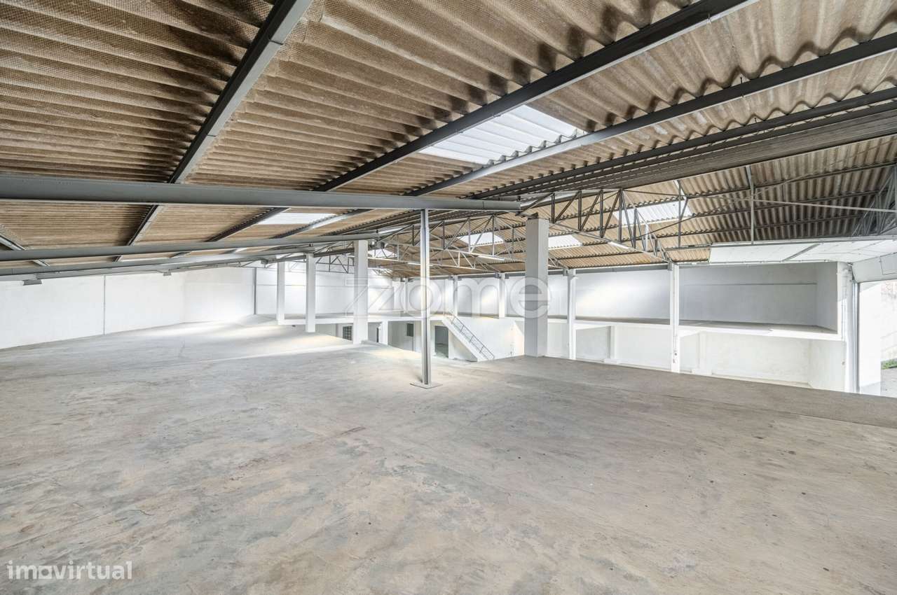 Armazém junto à A41 em Mozelos, Santa Maria da Feira - Grande imagem: 5/31