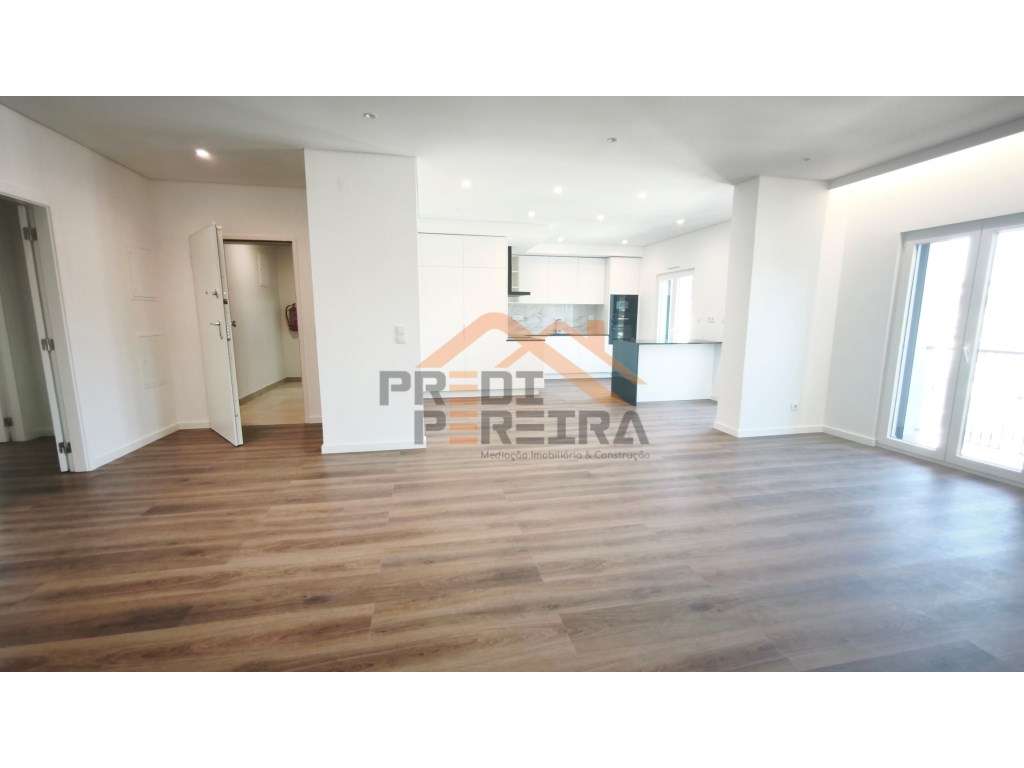 Situado em Caneças, apartamento T4 com duas suites, uma box e um pa...-10