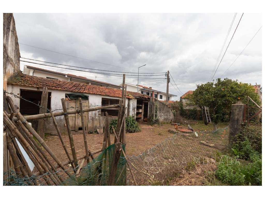 Propriedade para restauro em pleno centro de Santa Maria da Feira-27