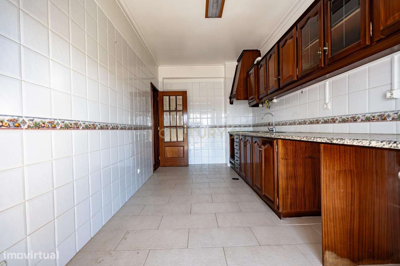 Apartamento T3 com elevador e garagem no centro da Lousã-8