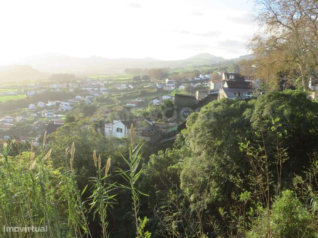 Terreno em benfeitoria na freguesia de Santo António - Grande imagem: 4/15