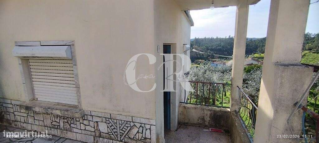 Moradia T3 com vários anexos, terreno e poço-11