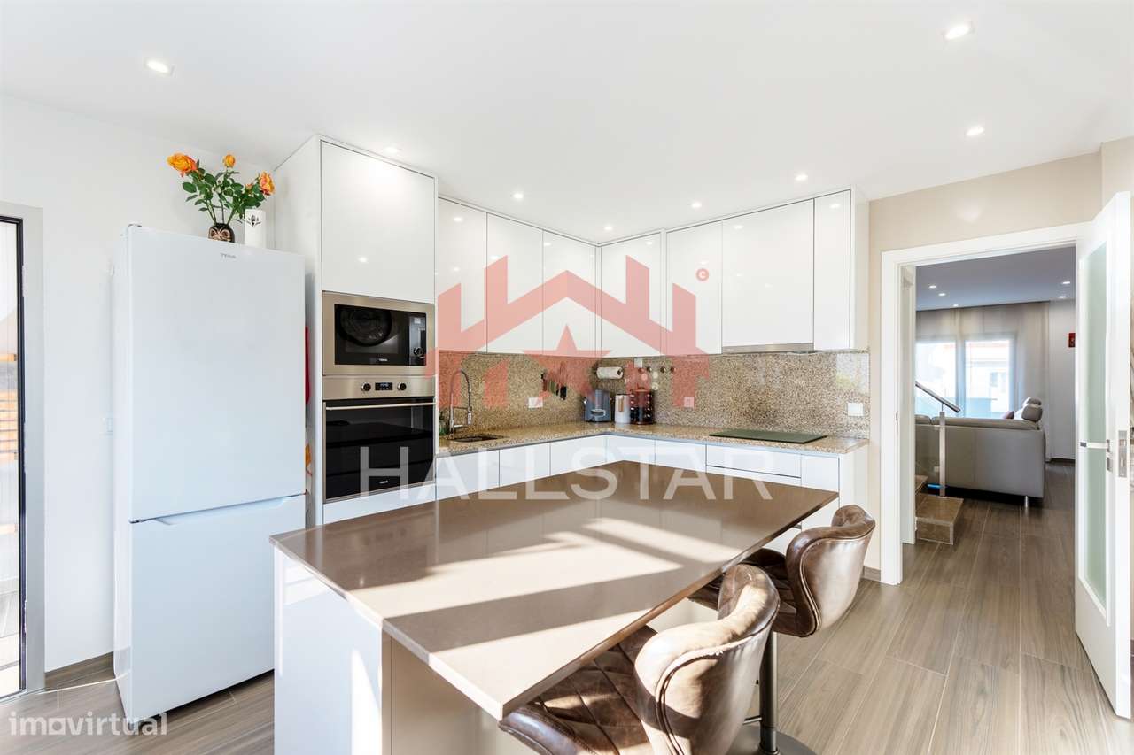 Moradia T4 / Jardim e Garagem / Cela-5