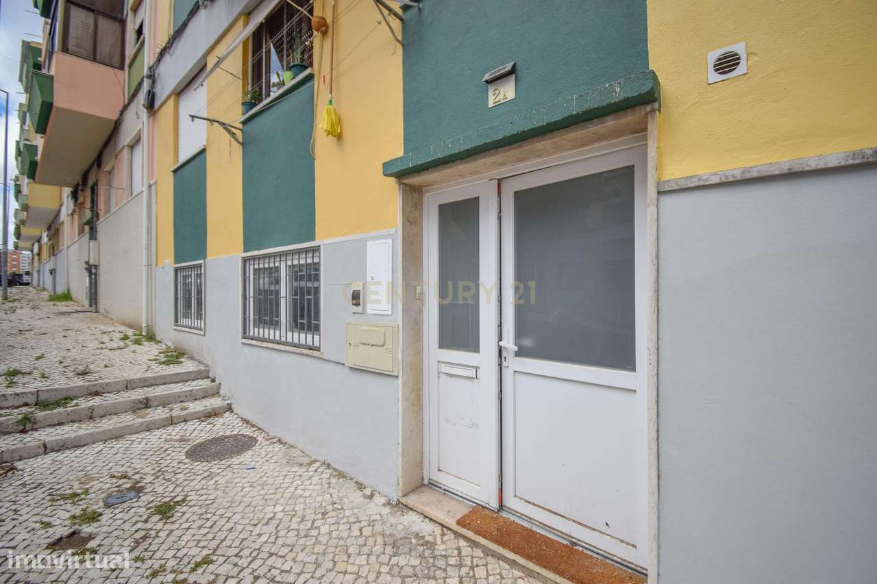 Loja com 83m junto ao centro comercial “STRADA” Odivelas.-27