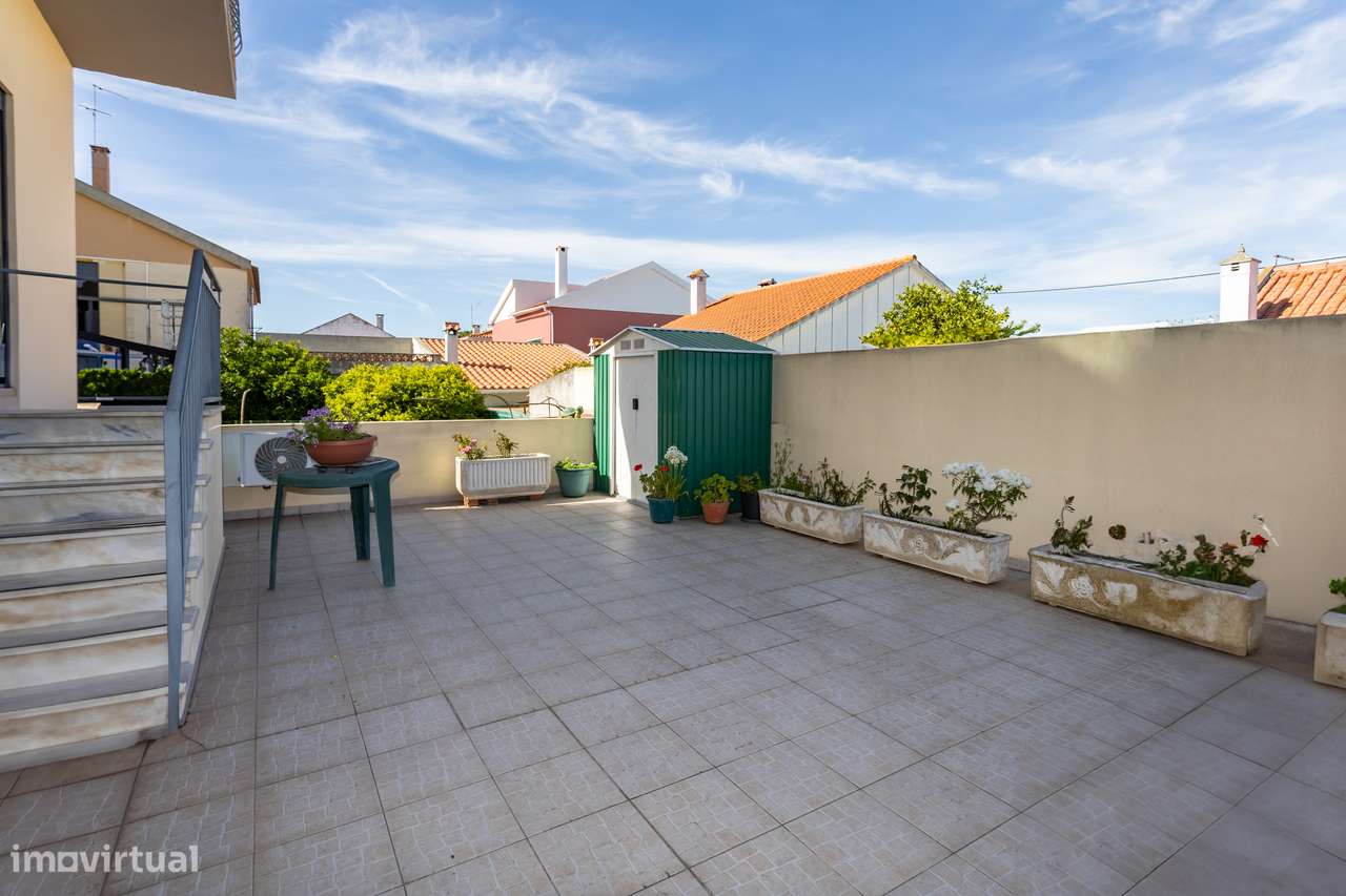 Andar de moradia T3 com terraço e cave muito espaçosa-9