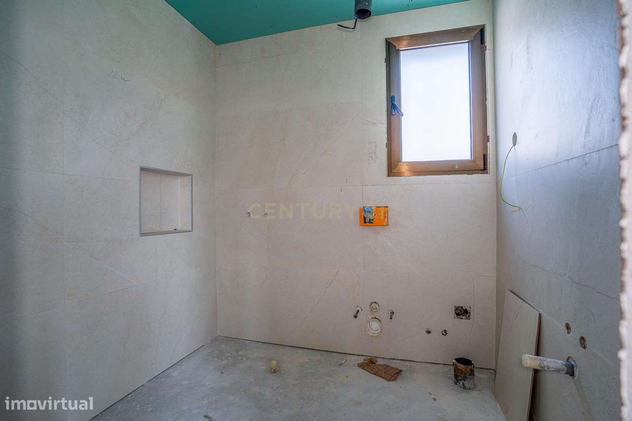 Moradia T3 com Piscina e Jardim em Salir do Porto-39