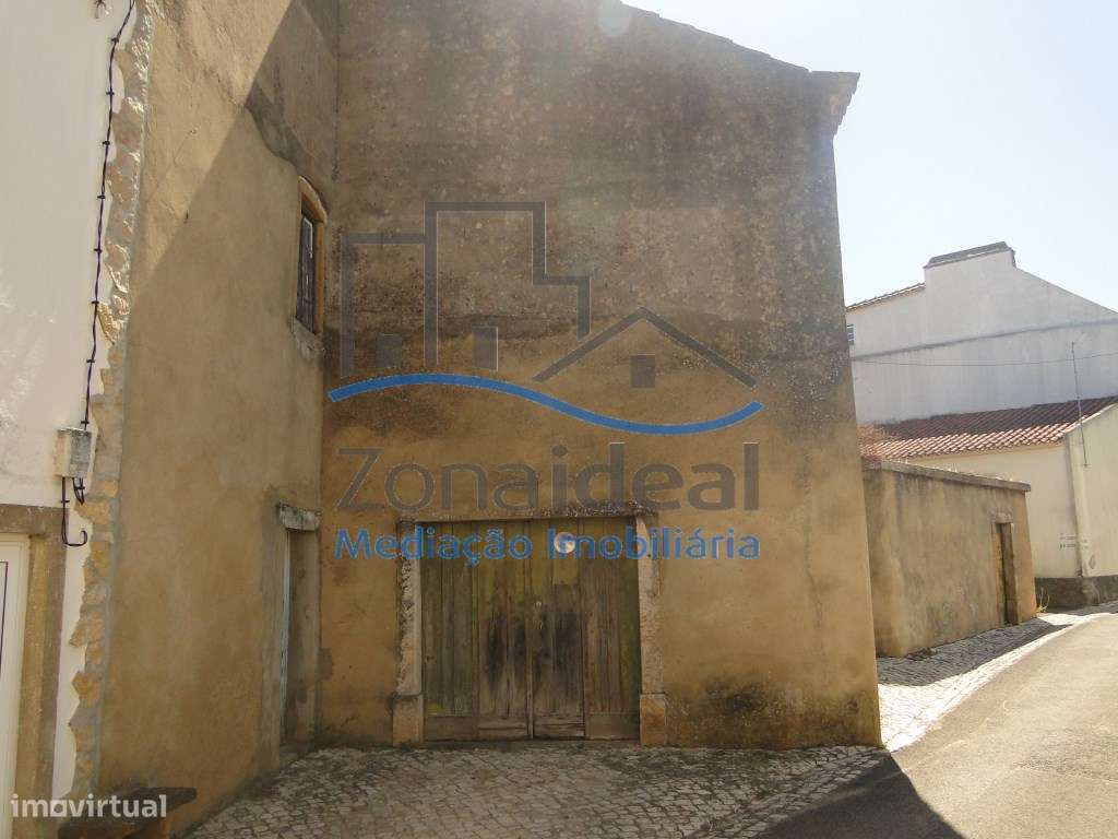 Moradia com 2 pisos e logradouro - Localizada no centro de Abrigada - Grande imagem: 4/11