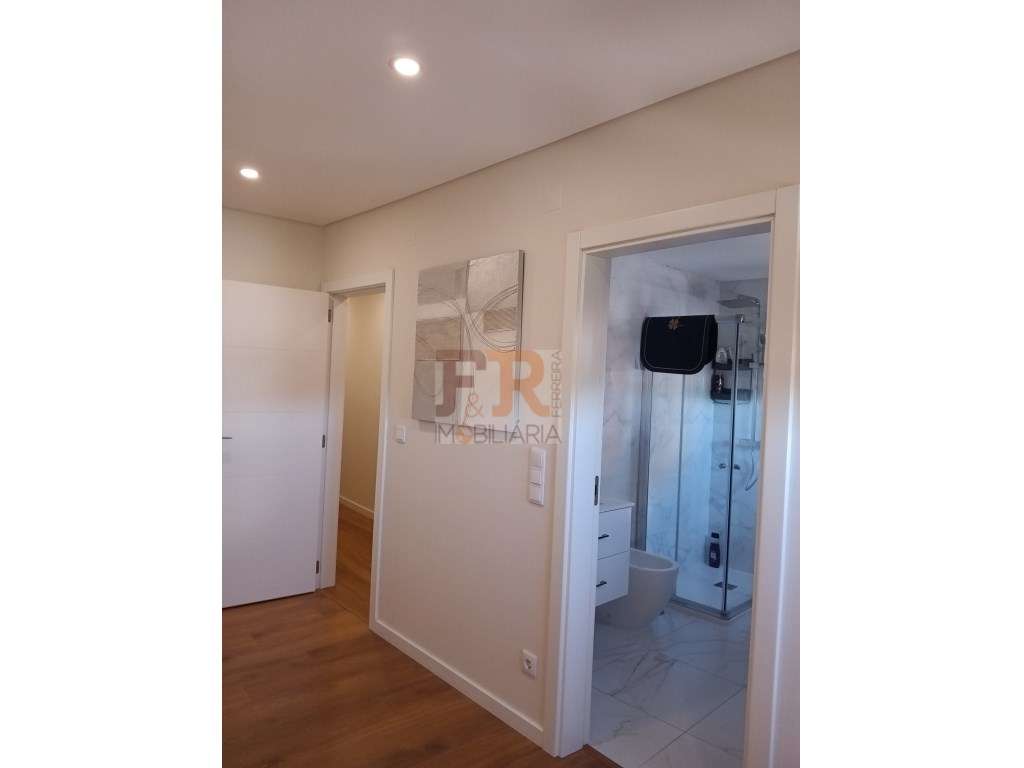Excelente !!Apartamento T2 Semi- Novo com Varanda e Garagem-24