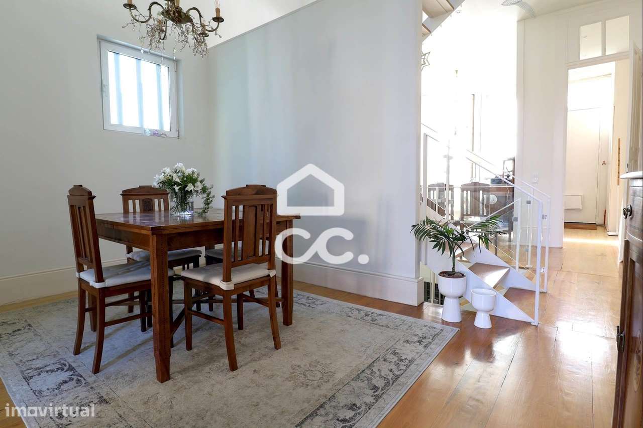 Moradia Clássica Renovada no Coração do Porto – Conforto e Elegância n-7