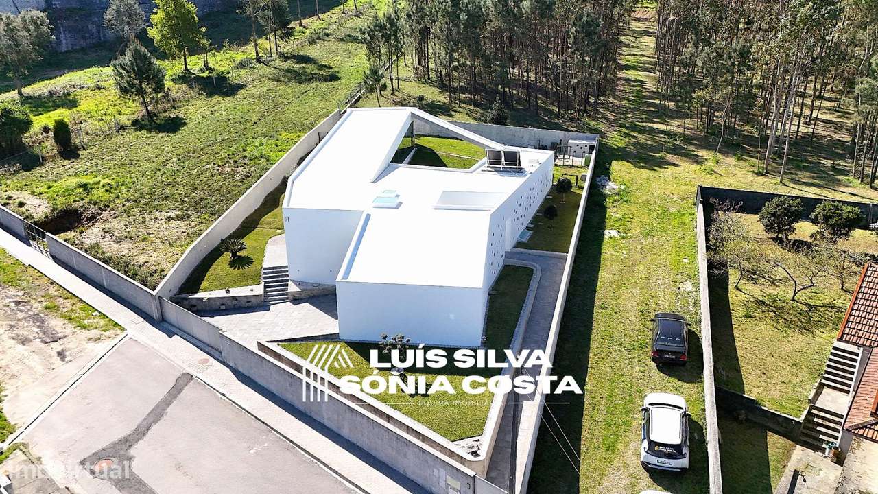 Moradia Independente T5 de Arquitetura Única c/ Jardim Integrado... - Grande imagem: 4/54