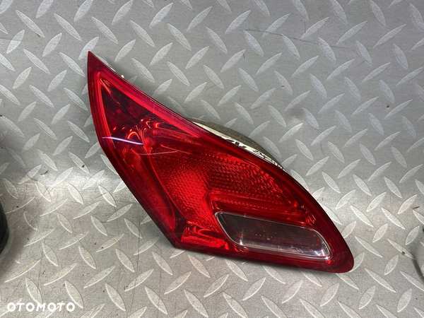 LAMPA W KLAPE LEWA OPEL ASTRA IV J HATCHBACK 5D 5 DRZWI ORYGINAŁ EUROPA - 2