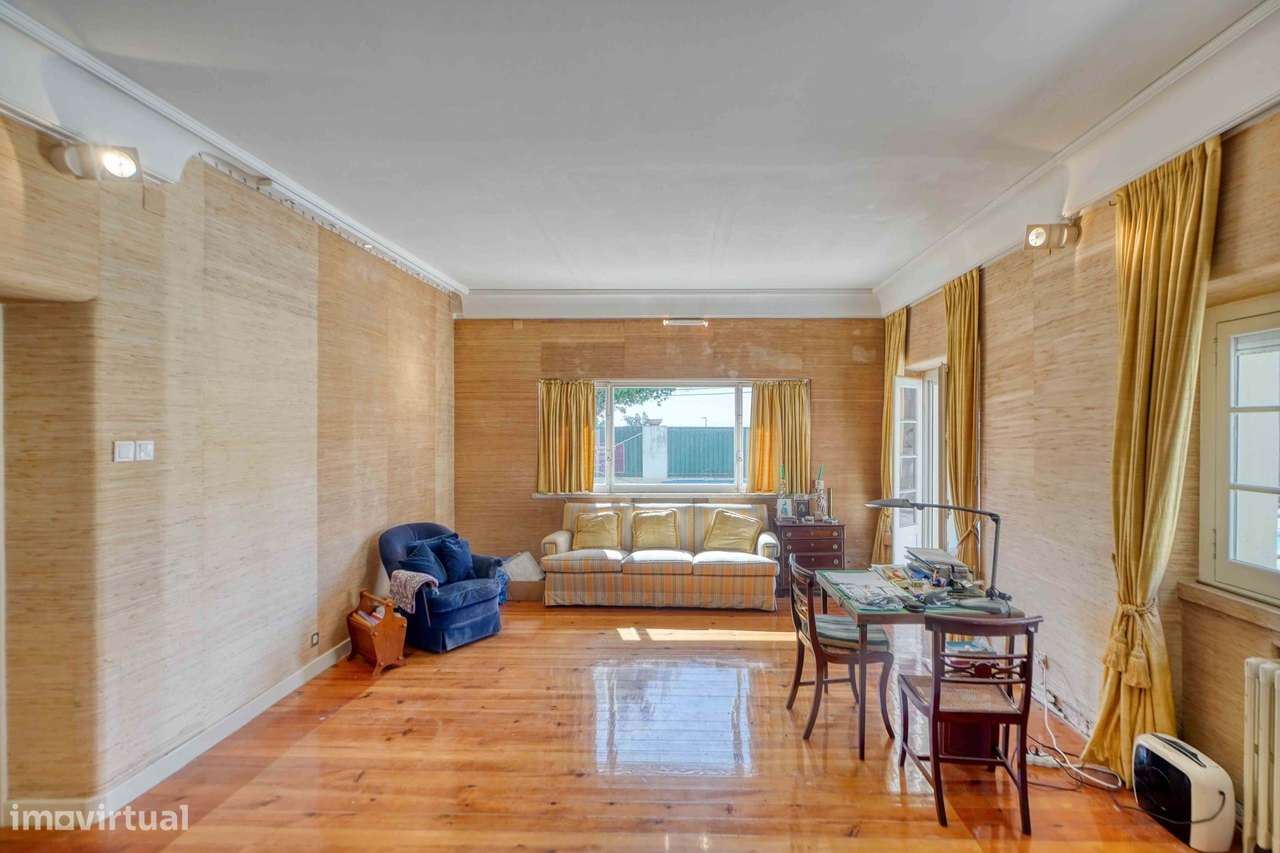 Moradia para recuperar no centro do Estoril, com piscina e vista mar-21