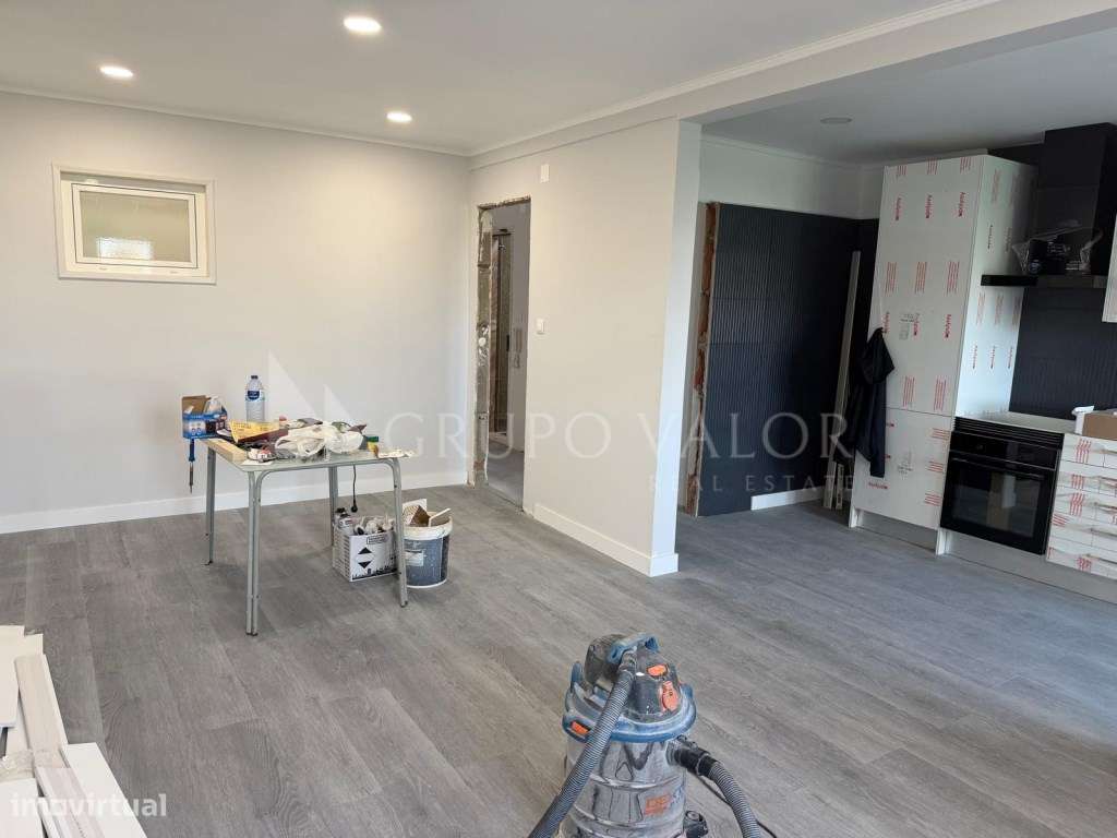 Apartamento T2 em remodelação total com Arrecadação, em Mem Martins-4