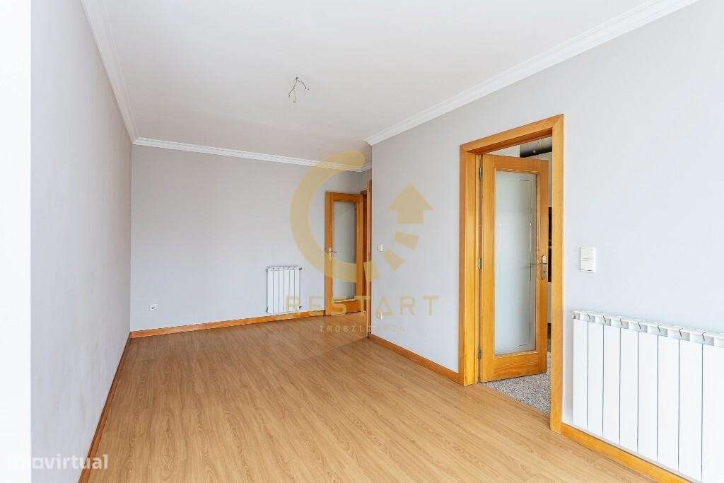 Apartamento T3 com excelente exposição solar, box fechada e junto ao m-17