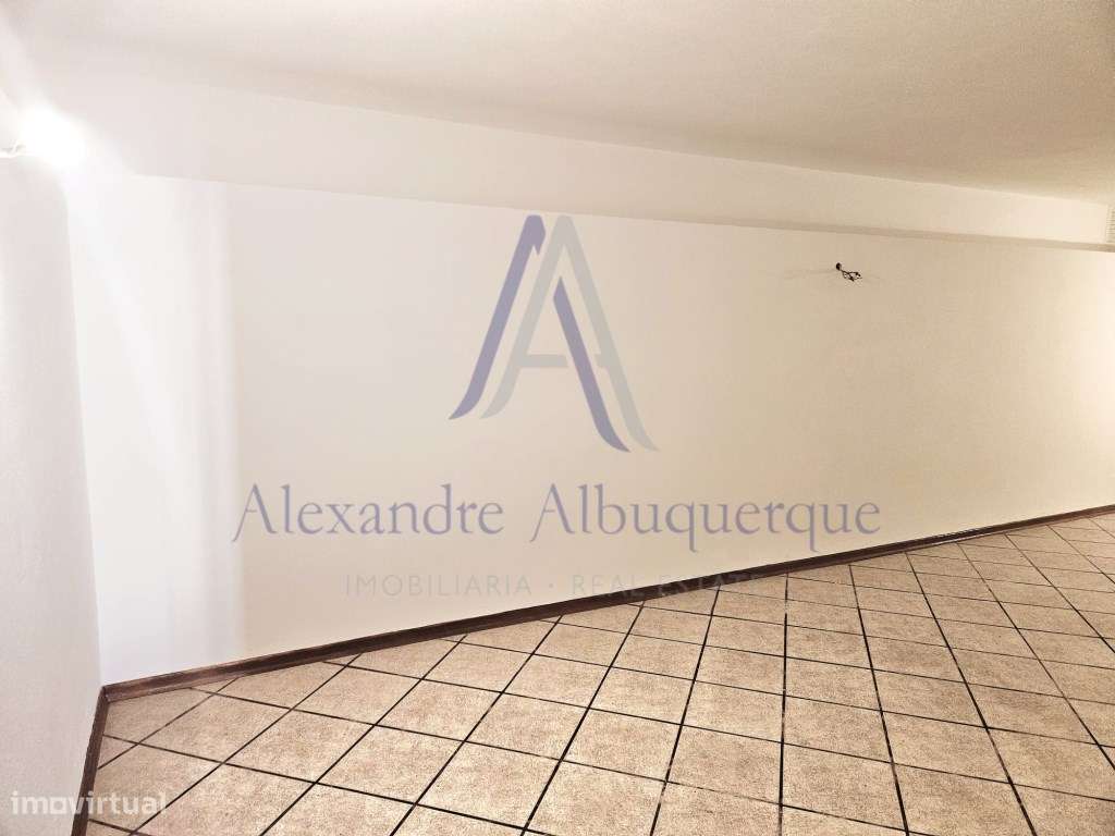 Moradia Isolada com Piscina T3+2-26
