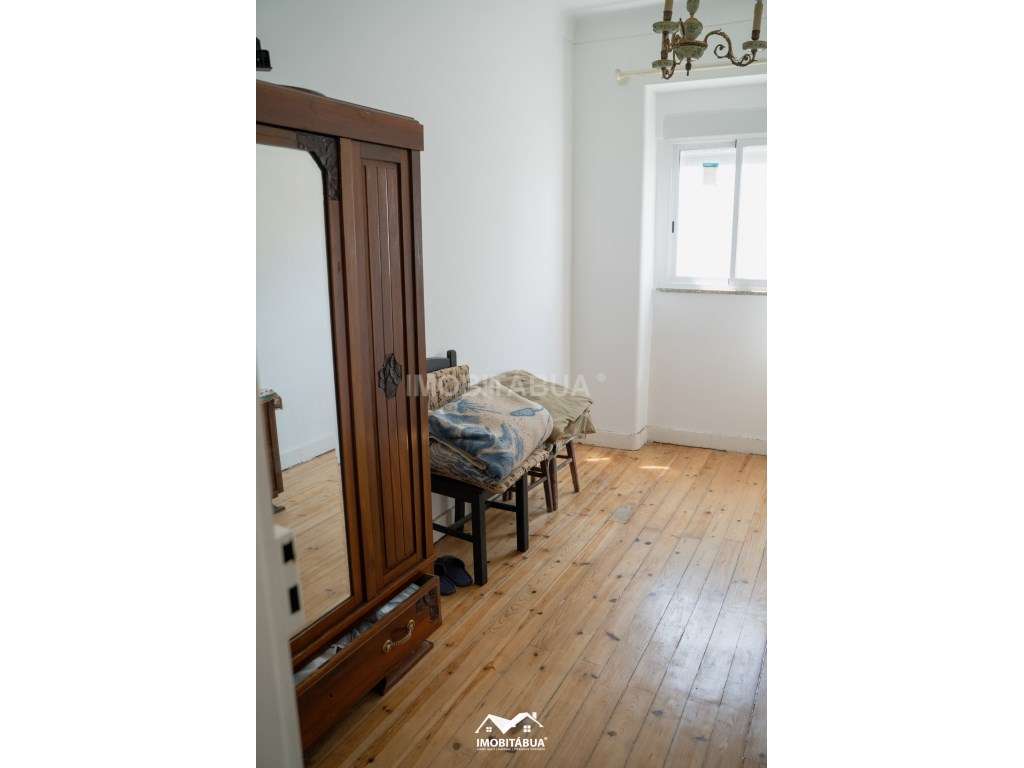 Espaço comercial com habitação T5 no centro da vila-12