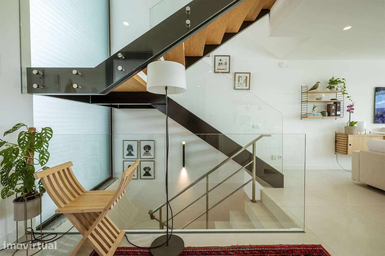 MODERNA E LUXUOSA MORADIA T3 COM PISCINA E GARAGEM PERTO DA MARINA DE-22