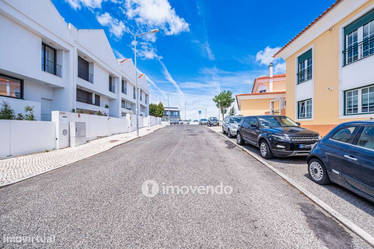 Apartamento T3 com garagem, em condomínio com piscina, em Bicesse-56
