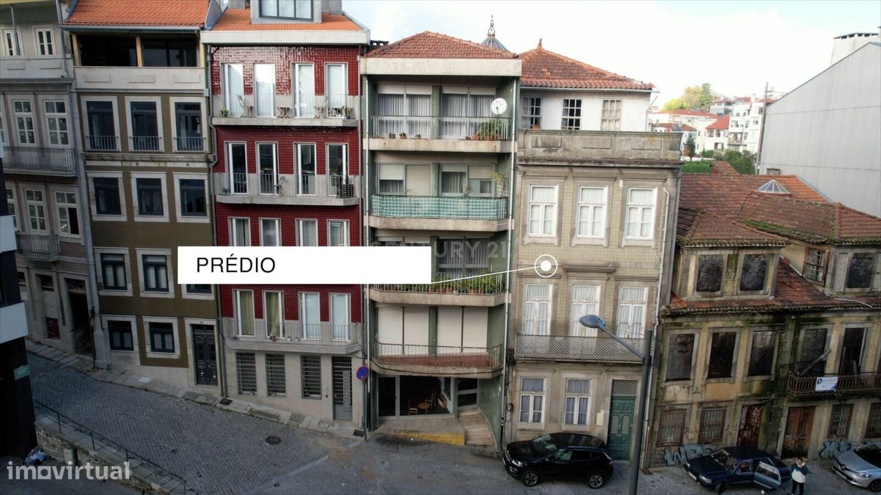 Prédio no centro do Porto, ao lado do Hospital Santo António