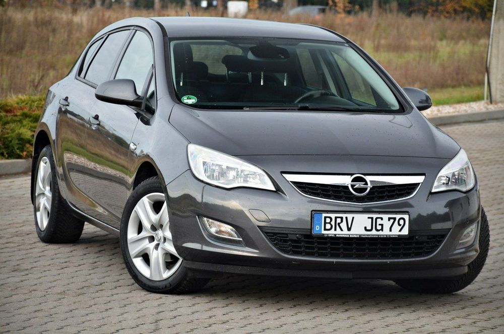 Opel Astra J 2011
