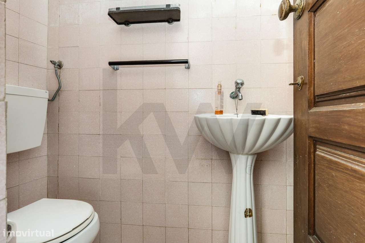 Moradia T6 em Sintra com jardim, garagem e vista de mar ao fundo-27