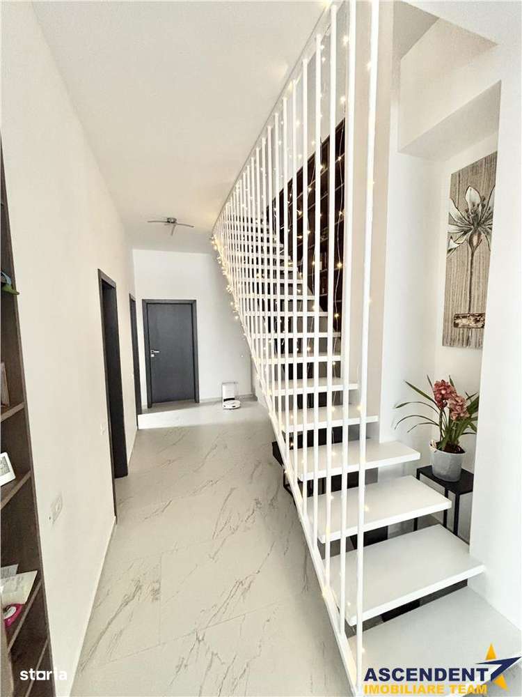 Vila impozanta, aspect deosebit, configuratie tip duplex, view, Brasov - Imagine principală: 2/11