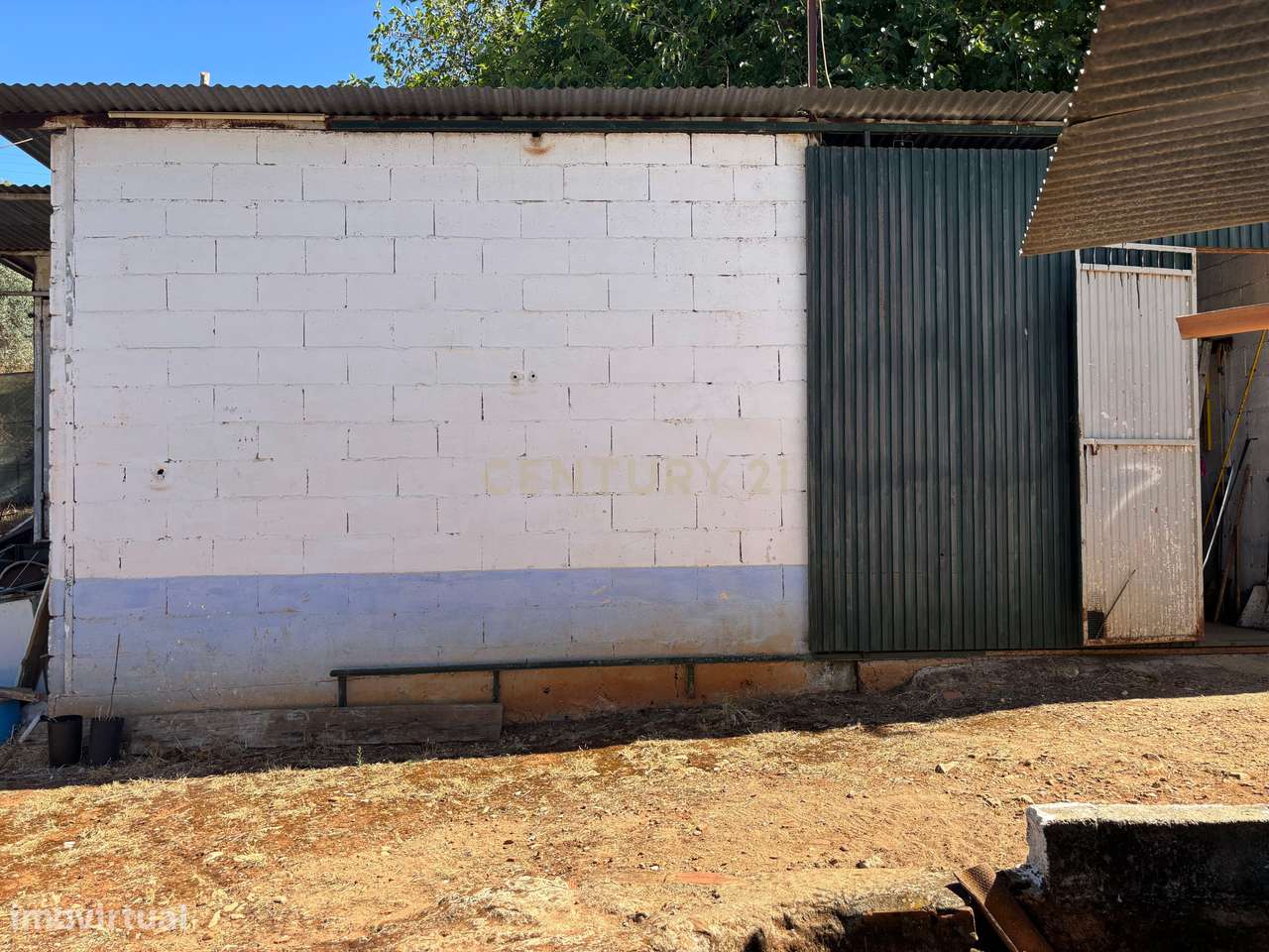 Quintinha com Moradia T2 + Armazém | 2ha vedados | Rio | Fruteiras | A-31